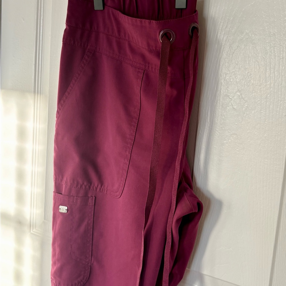 Grey’s Anatomy Scrub Set - Women’s Maroon V-neck top and Pants Medium - Picture 11 of 14
